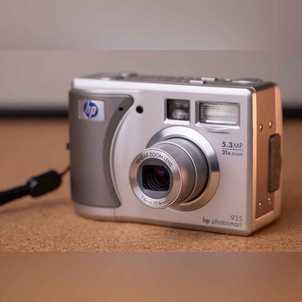 Hewlett Packard PhotoSmart 935 5.3MP 21x Zoom Digital Camera
